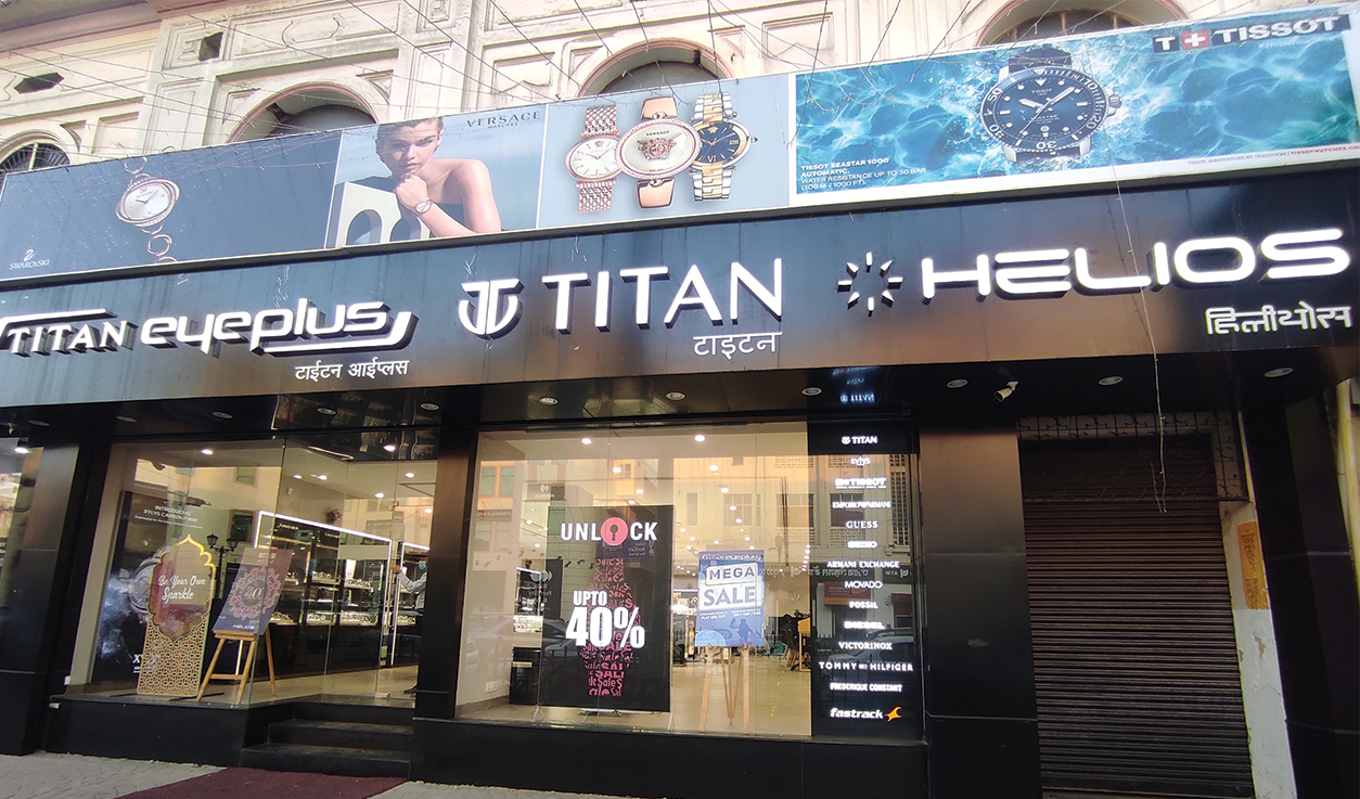 World of titan hazratganj store