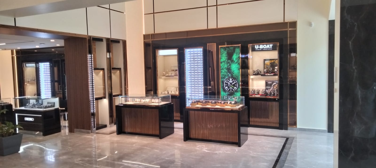 Pondy bazaar titan showroom online
